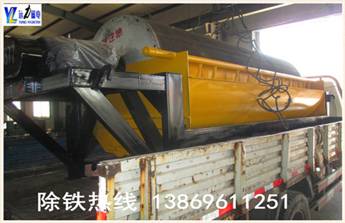 抛丸机永磁筒式磁选机工作原理: 经原料矿石筛选后由进料器从干式磁选机的顶部,通过料斗连接,在流动到顶部的辊子松动,状态下降时,铁磁性材料通过重力和磁力,快速落在滚筒上,并吸附在滚筒表面. 非磁性有色金属材料在重力作用下落在磁性材料的外面.这些材料随着筒体的旋转,非磁性材料在重力作用下从气缸下落,在滑槽中.含铁磁性材料吸附在圆筒的表面上并继续旋转,直到其不具有磁力.材料从带式输送机排出,并最终分成含铁材料和无铁材料. 3.抛丸机永磁筒磁选机实验 潍坊远力磁电配备各类选矿实验的磁选设备,型号齐全,优质低价,可定制,并且公司成立了大型选矿实验室,可以普通的金属矿物和非金属矿物加工在机器上和实验室为客户分析其成份,并为客户推荐客户使用相关型号.