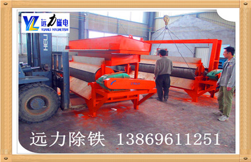 1.湿式筒式磁选机的检修和保养 1.1.湿式磁选机轴承担负机器的全部负荷,所以良好的润滑对轴承寿命有很大的关系,它直接影响到机器的使用寿命和运转率,因而要求注入的润滑油必须清洁,密封必须良好,本机器的主要注油处:转动轴承,轧辊轴承,所有齿轮,活动轴承,滑动平面. 1.2.湿式磁选机新安装的轮箍容易发生松动必须经常进行检查. 1.3.湿式磁选机注意机器各部位的工作是否正常. 1.4.湿式磁选机注意检查易磨损件的磨损程度,随时注意更换被磨损的零件. 1.5.湿式磁选机放活动装置的底架平面,应出去灰尘等物以免机器遇到不能破碎的物料时活动轴承不能在底架上移动,以致发生严重事故. 1.6.湿式磁选机轴承油温升高,应立即停车检查原因加以消除. 1.7.湿式磁选机转动齿轮在运转时若有冲击声应立即停车检查,并消除.