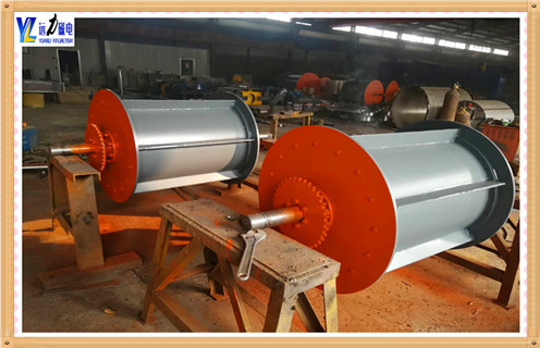 供应选矿实验型磁选机 磁铁钢渣磁选机干式磁选机,资源充分节约利用是可持续发展的理念,也是节省费用创造利益的好方法.废渣钢渣等物料中有很大的利用价值,可以给客户带来经济效益和利用价值.如果想要提纯除杂,首选就是钢渣磁选机. 远力磁电生产的供应选矿实验型磁选机 磁铁钢渣磁选机干式磁选机设备具有构造合理,操作简略,修理便利,适用性强,是锰矿石选矿设备地域抱负的磁选铁砂设备.主机架底选用固接的船形机架底座,使设备在活动工作中滑动非常便利快捷,减少了设备移动的阻力.操作安稳.处理量大.磁场强度高,磁力耐久,分选效果好.精矿档次高.远力磁电磁选机是业内的可靠品牌,质量和服务都是经得起考验的.